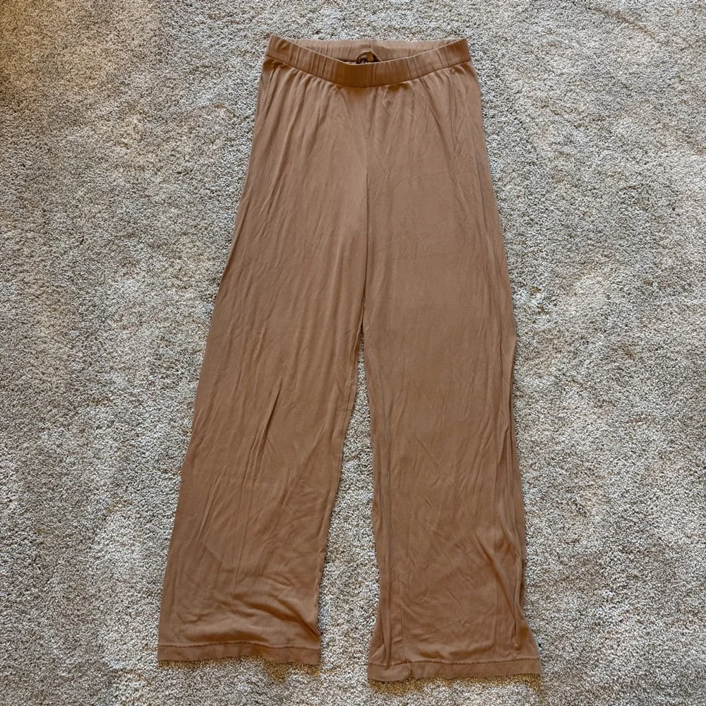 SKIMS Sleep Lounge set in Camel size M - Picture 4 of 5